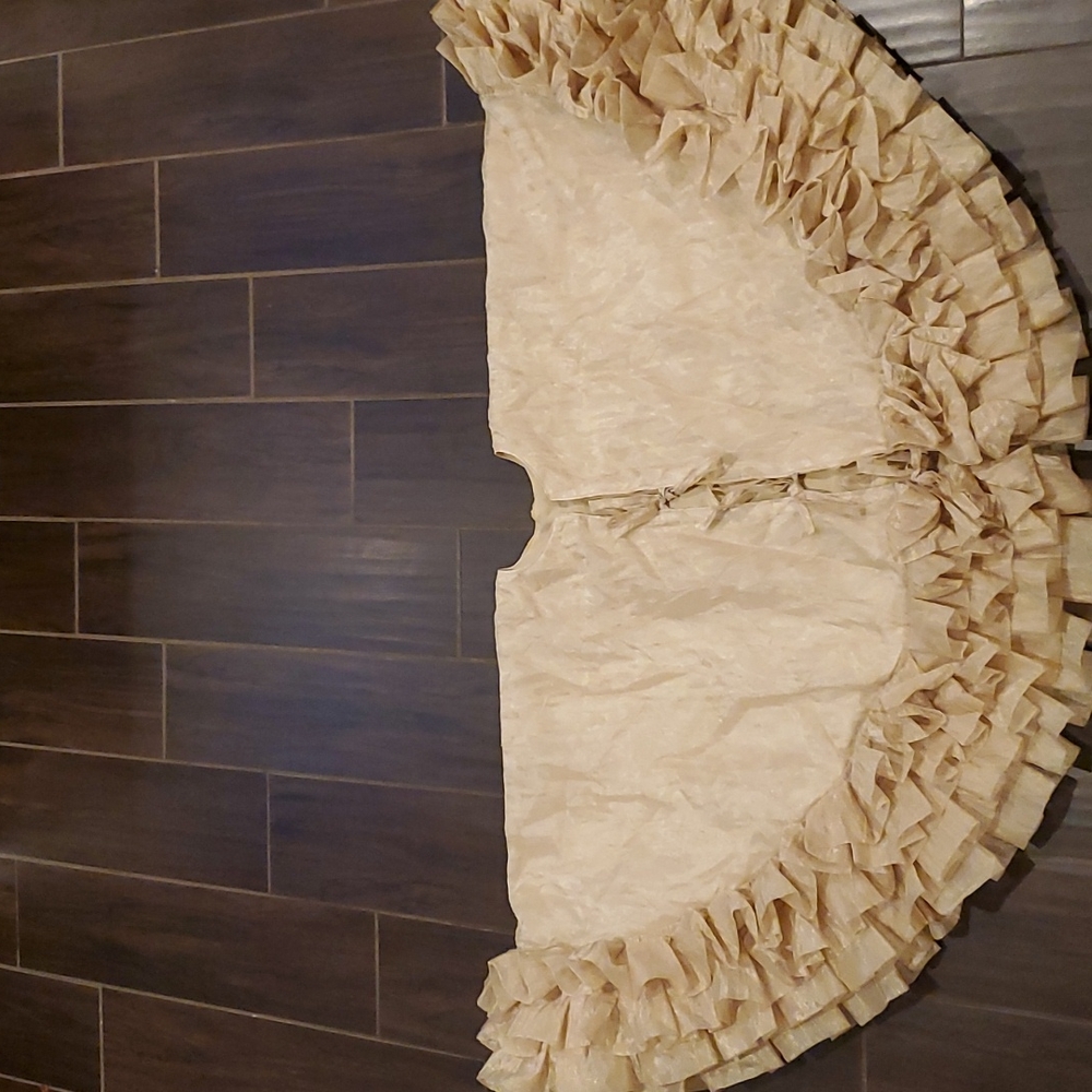 Elegant Gold Lame 4 Tiered Ruffled Christmas Tree Skirt 52" Diameter - Picture 1 of 9